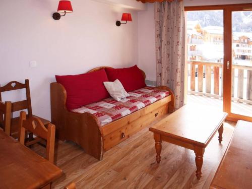 un salon avec un canapé et une table dans l'établissement Appartement 6 pers avec piscine, sauna inclus - FR-1-322-293, aux Orres