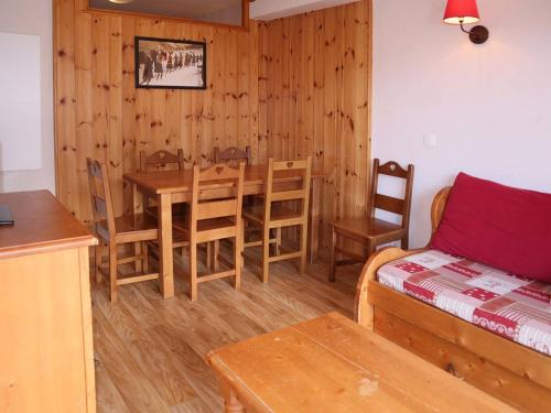 une pièce avec une table, des chaises et un lit dans l'établissement Appartement 6 pers avec piscine, sauna inclus - FR-1-322-293, aux Orres