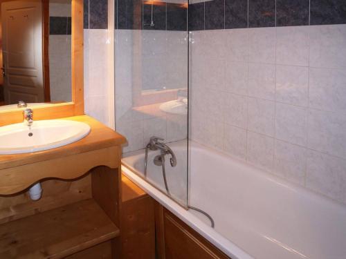 une salle de bain avec une baignoire, un lavabo et une douche dans l'établissement Appartement 6 pers avec piscine, sauna inclus - FR-1-322-293, aux Orres