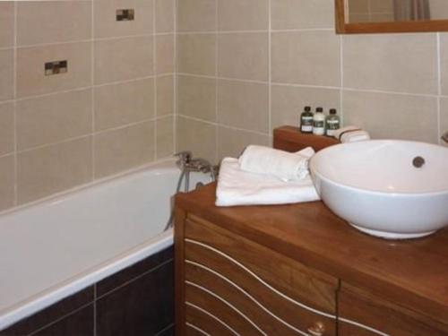 une salle de bain avec un lavabo blanc et une baignoire dans l'établissement Bel appartement 2 pièces, skis aux pieds, pour 6 pers. - FR-1-322-356, aux Orres