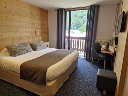 Pokój hotelowy z łóżkiem i balkonem w obiekcie Hotel Le Faranchin w mieście Villar-dʼArène
