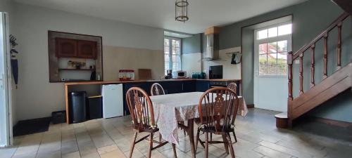 Η κουζίνα ή μικρή κουζίνα στο Loge de la Saire