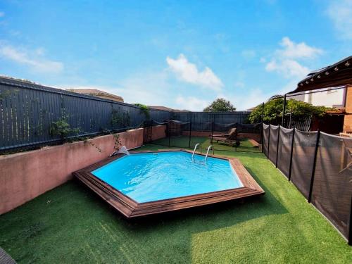 une petite piscine au sommet d'une cour dans l'établissement Charmante maison de vacances près de Nîmes, à Langlade