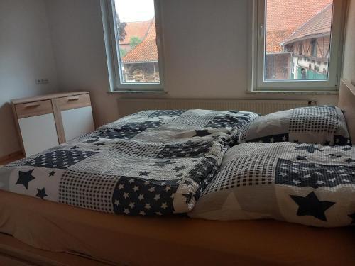 1 cama con edredón y almohadas en un dormitorio en Ferienwohnung 1 Bartölke en Bockenem