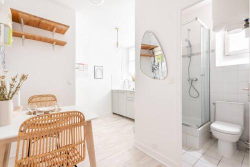 une salle de bain blanche avec des toilettes et un lavabo dans l'établissement Appartement proche Montparnasse - Jungle - II, à Paris