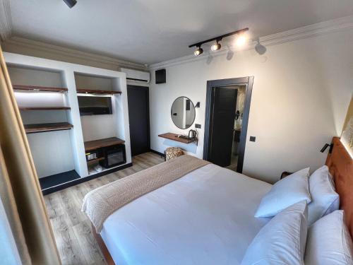 Katil atau katil-katil dalam bilik di Oji Hotel