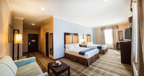 une chambre d'hôtel avec deux lits et un canapé dans l'établissement Holiday Inn Express Benicia, an IHG Hotel, à Benicia