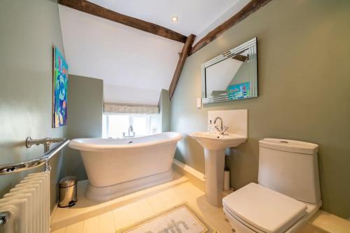 Ένα μπάνιο στο Countryside 6-bedroom cottage