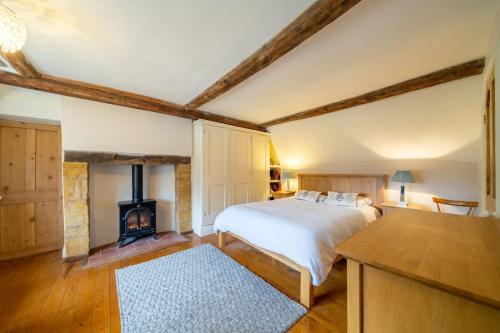 Postel nebo postele na pokoji v ubytování Countryside 6-bedroom cottage