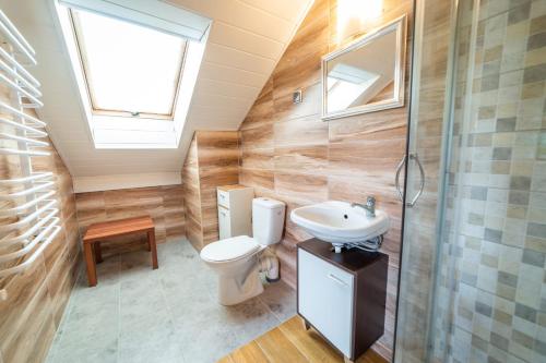 a bathroom with a toilet and a sink at Obiekt Wakacyjny Rejs in Mikołajki