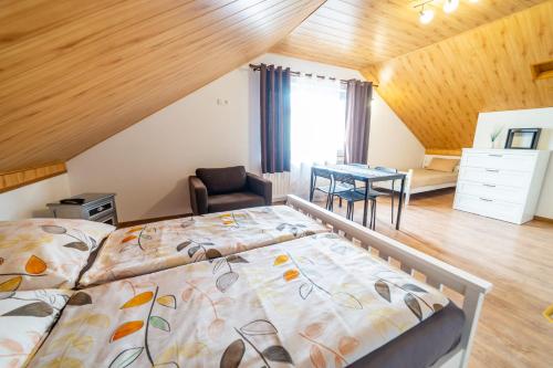 a bedroom with a bed and a table in a room at Obiekt Wakacyjny Rejs in Mikołajki