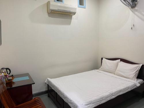 Una cama o camas en una habitación de Cát Tường Hotel