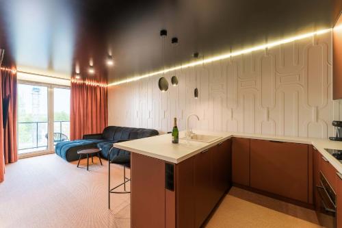 eine Küche mit Spüle und ein Wohnzimmer in der Unterkunft Salt Island Apartments in Kołobrzeg