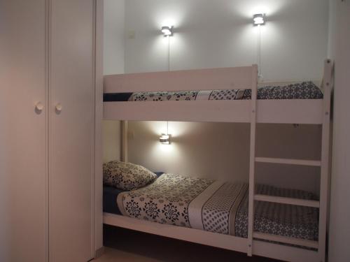 - 2 lits superposés dans une chambre avec un miroir dans l'établissement Entre dunes et mer, à Bray-Dunes