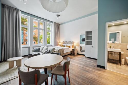 una camera d'albergo con letto, tavolo e sedie di limehome Berlin Stresemannstr a Berlino