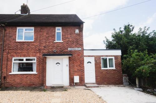 ein rotes Backsteinhaus mit einer weißen Tür in der Unterkunft Comfy Spacious Home Near Preston City Centre - Sleeps 6 in Samlesbury