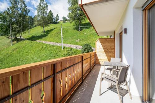 a balcony with a table and chairs on it at Bachwiesl Hof Apt Gonn in Proves