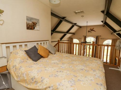 LlanwrthwlにあるSt Marks School Houseの部屋の中に大きなベッドがある寝室