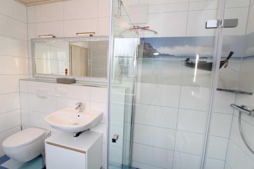 アルテフェーアにあるFerienhaus Poseidonのバスルーム(トイレ、洗面台、シャワー付)