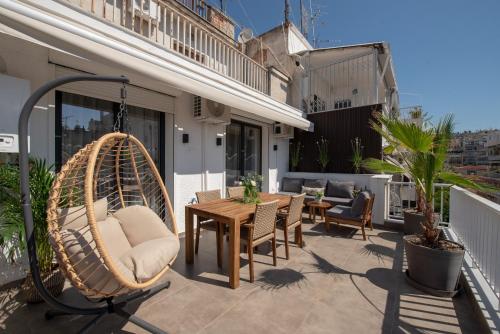 un patio con hamaca, mesa y sillas en #Toucan by halu! apartments en Tesalónica