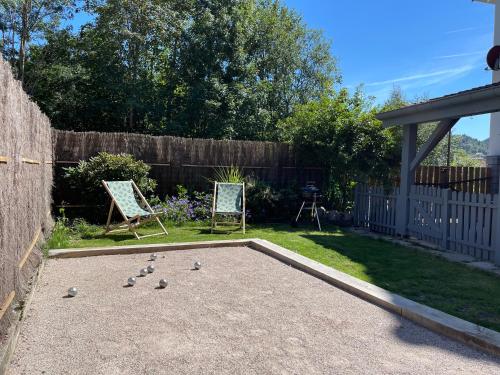 a group of birds standing on a patio at Maison chaleureuse - Gérardmer in Gérardmer