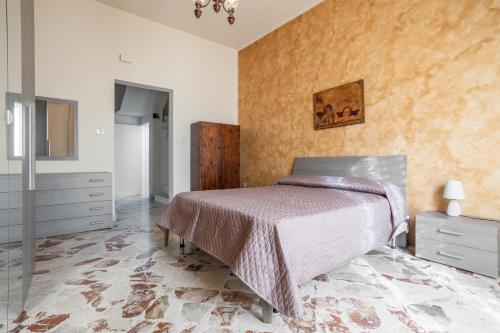 1 dormitorio con 1 cama y vestidor en Casa A Cinisi Vicino Al Centro, en Cinisi