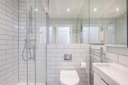 a bathroom with a shower and a toilet and a sink at Luxury Apartments London Eye, Westminster, Big Ben, Borough Market in London