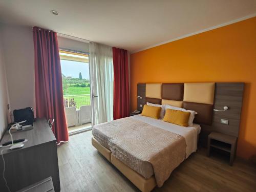 Ένα ή περισσότερα κρεβάτια σε δωμάτιο στο Hotel Bella Lazise