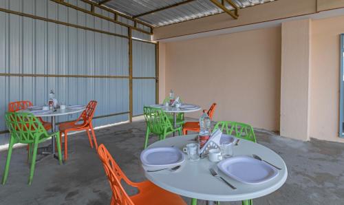 En restaurant eller et andet spisested på Treebo Raghavendra Tranquil Inn Bellandur