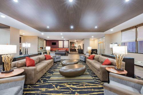 Posezení v ubytování Ramada by Wyndham Grand Forks