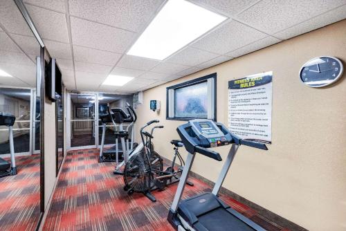 Fitness centrum a/nebo fitness zařízení v ubytování Ramada by Wyndham Grand Forks