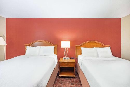 Postel nebo postele na pokoji v ubytování Ramada by Wyndham Grand Forks