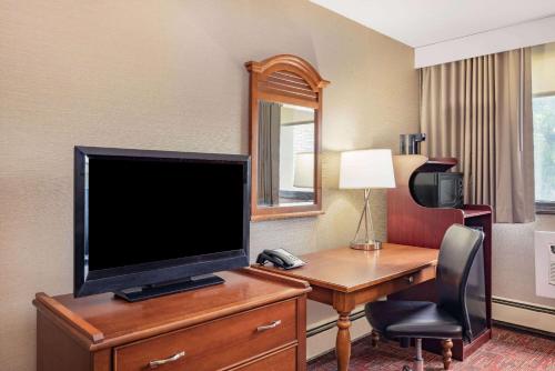 TV a/nebo společenská místnost v ubytování Ramada by Wyndham Grand Forks