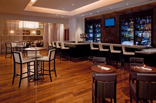 Hyatt Regency Wichitaにあるラウンジまたはバー