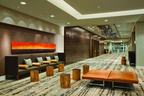 Hyatt Regency Wichitaにあるシーティングエリア