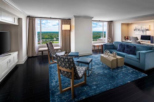 ウィチタにあるHyatt Regency Wichitaのリビングルーム(青いソファ付)、リビングルーム(テレビ付)
