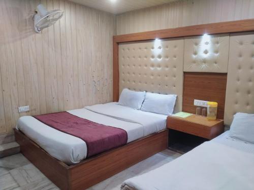Tempat tidur dalam kamar di Hotel Flatties Mall Road Nainital-Near Lake View point