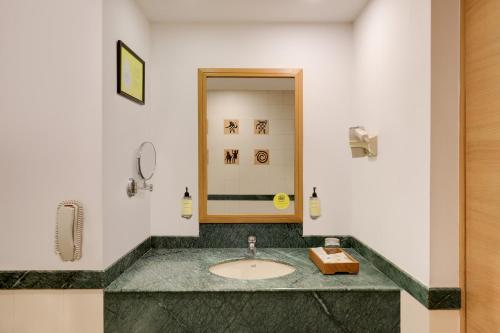 uma casa de banho com um lavatório e um espelho em Lemon Tree Hotel, Aurangabad em Aurangabad