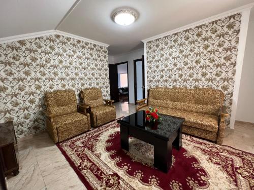 sala de estar con sofá y mesa en Guest House Gaenati, en Kutaisi