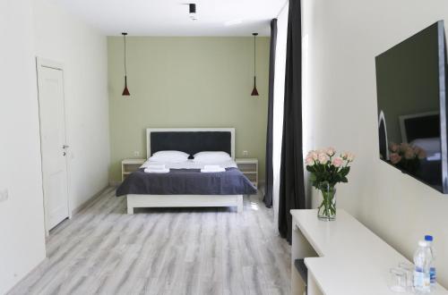 Un dormitorio con una cama y un espejo grande. en Hotel Golden lemon Готель Золотий лимон, en Leópolis