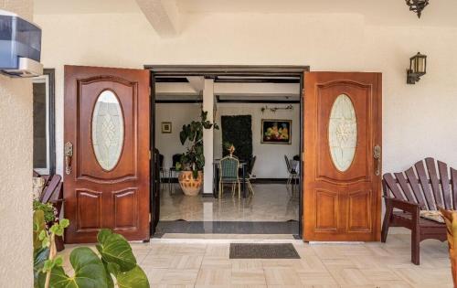 un abridor con dos puertas de madera y una mesa en Starlight Chalet & Health Spa, en Spa Spring