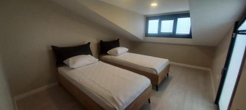Ένα ή περισσότερα κρεβάτια σε δωμάτιο στο AHG Atlas Apartments