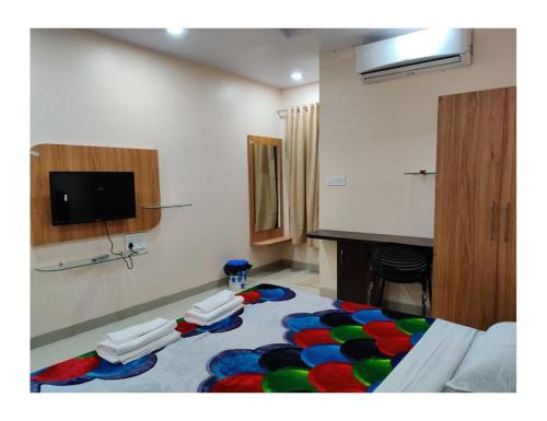 Chanderi的住宿－Hotel Pragati, Chanderi, MP，一间客厅,地板上铺着色彩缤纷的地毯