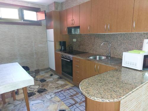 Kuchyň nebo kuchyňský kout v ubytování Casa con piscina al lado del mar en Viladesuso