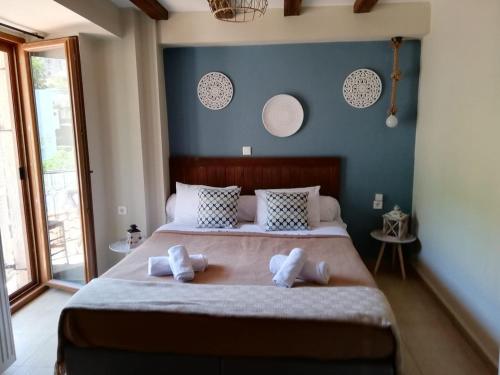 1 dormitorio con 1 cama grande y 2 toallas en Guesthouse Axieros, en Samotracia