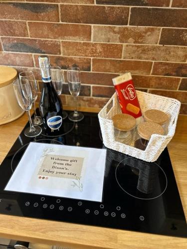 The Corner House Belford في بلفورد: طاولة مع كؤوس وزجاجة من النبيذ
