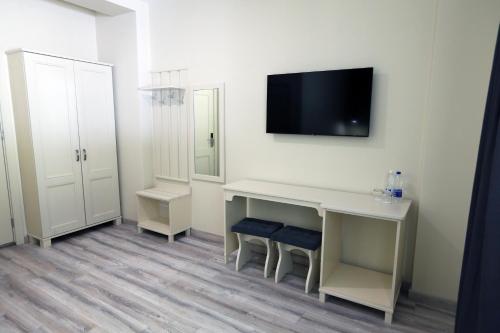 Una televisión o centro de entretenimiento en Hotel Golden lemon Готель Золотий лимон