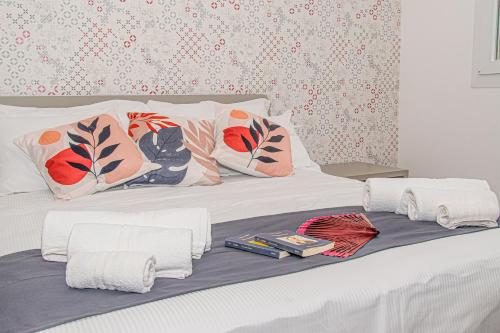 a white bed with towels and pillows on it at Coste Ponente Appartamenti Turistici in Ragusa