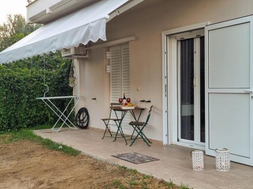 a patio with a table and an umbrella at Phivos Home & Garden in Messini