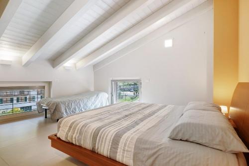 - une chambre avec 2 lits et une fenêtre dans l'établissement Castle view, à Drena